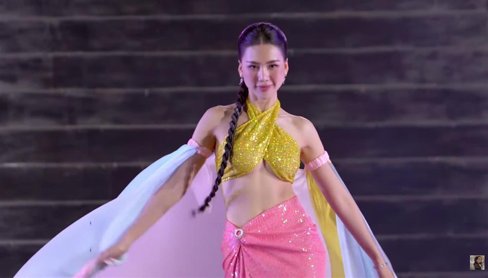 Miss Universe Vietnam Thí sinh gặp sự cố vì diễn dưới mưa và gió lớn